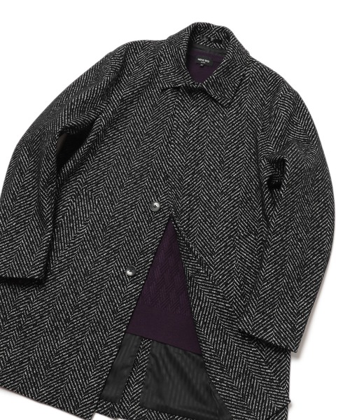 MEN'S BIGI(メンズビギ)の「ヘリンボーンツィード調圧縮ジャージコート fabric made in japan(ステンカラーコート・メンズ・ホワイト×ブラック/ブラウン系その他/ブルー系その他・01/02/03/04)」の1枚目の写真