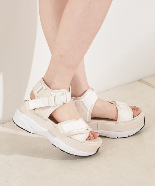 Chico（チコ）の「スニーカーソールダブルベルトサンダル（サンダル・レディース・ブラック/アイボリー・SMALL/MEDIUM/LARGE）」の11枚目の写真