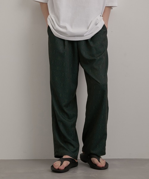 JUNRED(ジュンレッド)の「ヴィンテージアラベスクプリントワイドパンツ(その他パンツ・メンズ・ブラック系その他/グリーン・S/L/M)」の1枚目の写真