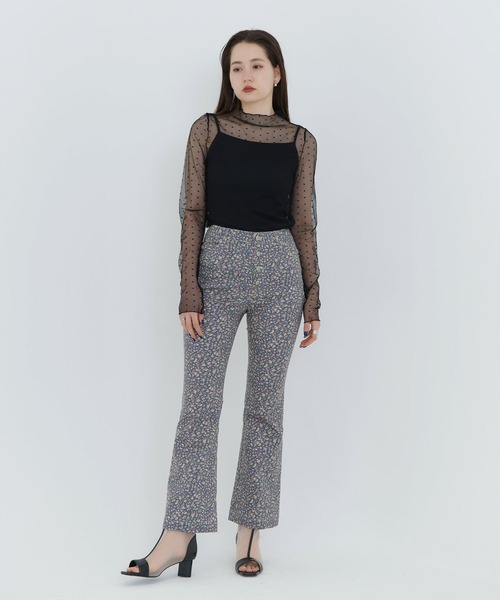 TINA:JOJUN(ティーナジョジュン)の「フラワープリント セミフレアパンツ TINA:JOJUN(その他パンツ・レディース・インディゴブルー/ライトブルー・XS/M/S)」の4枚目の写真