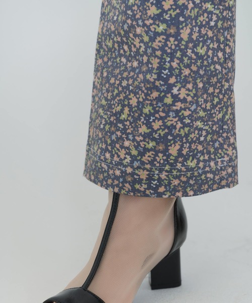 TINA:JOJUN(ティーナジョジュン)の「フラワープリント セミフレアパンツ TINA:JOJUN(その他パンツ・レディース・インディゴブルー/ライトブルー・XS/M/S)」の16枚目の写真