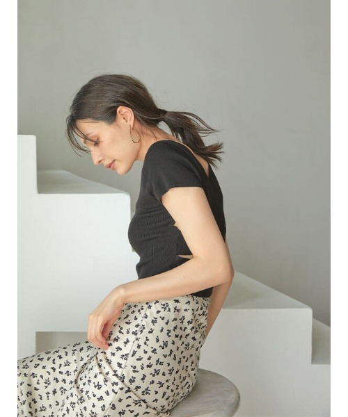 ACYM(アシーム)の「Back open fit Tシャツ(ニット/セーター・レディース・ホワイト/ブラック・FREE)」の8枚目の写真