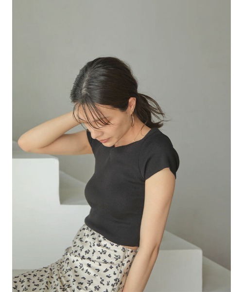 ACYM(アシーム)の「Back open fit Tシャツ(ニット/セーター・レディース・ホワイト/ブラック・FREE)」の7枚目の写真