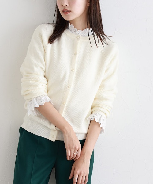 Pierrot（ピエロ）の「パールボタンカーディガン（カーディガン/ボレロ・レディース・ブラック/アイボリー/グレー系その他/ロイヤルブルー/ベージュ/インディゴブルー/ネイビー・M/L/LL）」の2枚目の写真