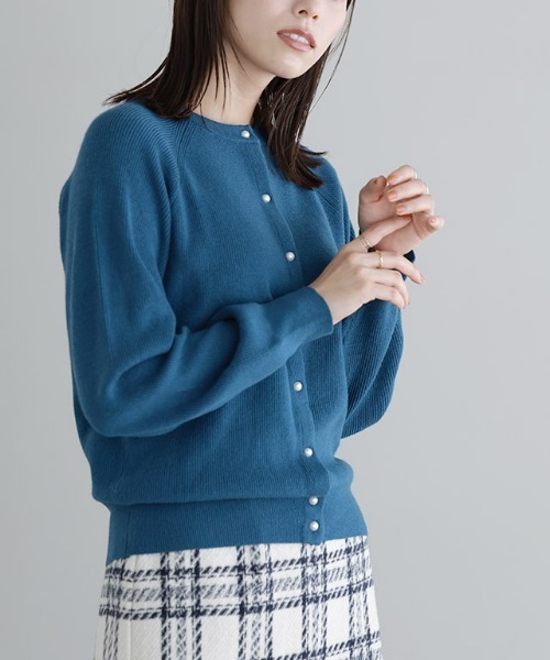 Pierrot（ピエロ）の「パールボタンカーディガン（カーディガン/ボレロ・レディース・ブラック/アイボリー/グレー系その他/ロイヤルブルー/ベージュ/インディゴブルー/ネイビー・M/L/LL）」の13枚目の写真