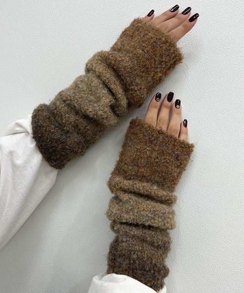 kutir(クティール)の「グラデアームウォーマー(アームカバー・レディース・ブラウン/レッド/ブラック・FREE)」の2枚目の写真