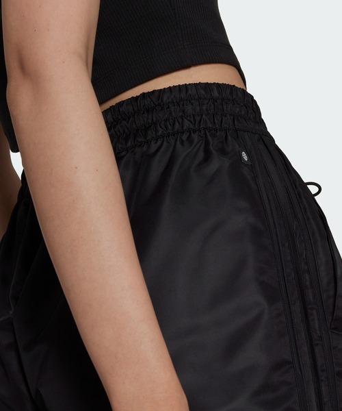 adidas(アディダス)の「ナイロン ユーティリティパンツ / アディダスオリジナルス(その他パンツ・レディース・ブラック・XX-LARGE/LARGE/MEDIUM/SMALL/X-LARGE/X-SMALL)」の4枚目の写真