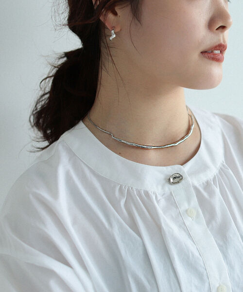 Ray BEAMS(レイビームス)の「RBS / ニュアンス カーブ ネックレス(ネックレス・レディース・シルバー・ONE SIZE)」の1枚目の写真