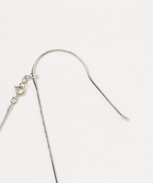 Ray BEAMS(レイビームス)の「RBS / ニュアンス カーブ ネックレス(ネックレス・レディース・シルバー・ONE SIZE)」の5枚目の写真