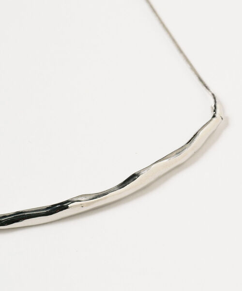 Ray BEAMS(レイビームス)の「RBS / ニュアンス カーブ ネックレス(ネックレス・レディース・シルバー・ONE SIZE)」の6枚目の写真