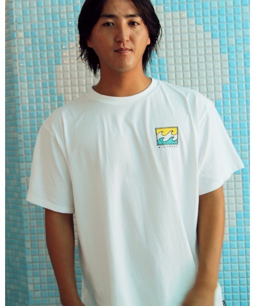 BILLABONG(ビラボン)の「BILLABONG メンズ 【FOR SAND AND WATER】 SOFTTY TEE ラッシュガード 【2023年春夏モデル】/ビラボンラッシュ半袖Tシャツ(ラッシュガード・メンズ・ブラック/オフホワイト/ライトブルー・MEDIUM/LARGE/X-LARGE)」の2枚目の写真