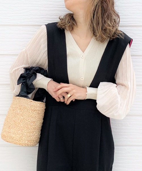 Q（キュー）の「シフォンプリーツカーデ（カーディガン/ボレロ・レディース・ベージュ/ブラック・MEDIUM）」の2枚目の写真