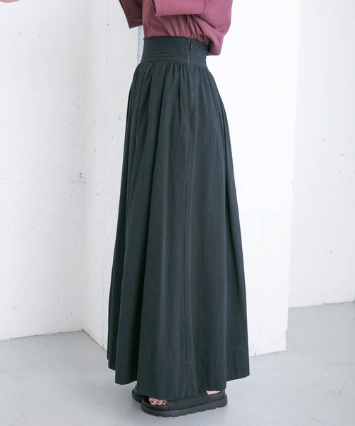 KBF（ケイビーエフ）の「タックギャザーボリュームフレアスカート（スカート・レディース・ブラック/オフホワイト・ONE）」の6枚目の写真