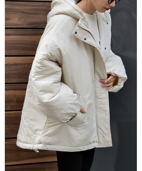 Re:EDIT（リエディ）の「[HITアウター][低身長サイズ有]中綿入りオーバーサイズモンスターパーカーコート（ダウンジャケット/コート・レディース・ブラック/アイボリー/カーキ・MEDIUM/SHORT/LARGE）」の8枚目の写真