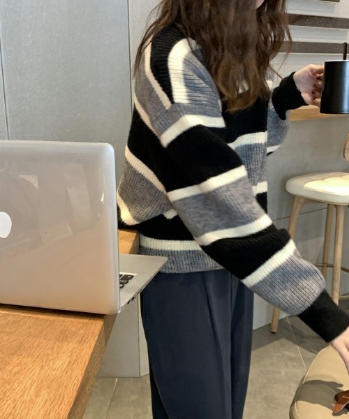 deux amour（ドゥーザムール）の「ランダムボーダークルーネックニットプルオーバー（ニット/セーター・レディース・ネイビー/グレー・FREE）」の4枚目の写真