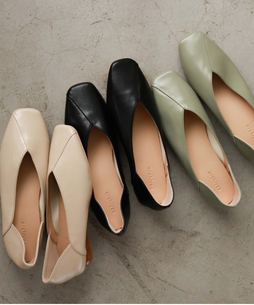 archives（アルシーヴ）の「アシメパンプス（パンプス・レディース・アイボリー/ブラック/グリーン・LARGE/MEDIUM）」の2枚目の写真