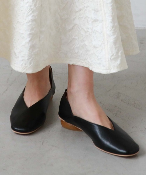 archives（アルシーヴ）の「アシメパンプス（パンプス・レディース・アイボリー/ブラック/グリーン・LARGE/MEDIUM）」の3枚目の写真