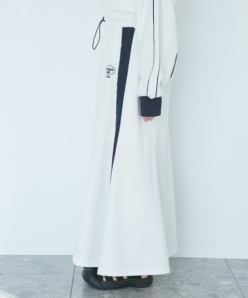 AVANT CONVERSE(アヴァンコンバース)の「【CONVERSE別注】サイドラインピケスカート【セットアップ対応】【洗える】(スカート・レディース・ピンク/ネイビー/オフホワイト・M)」の4枚目の写真