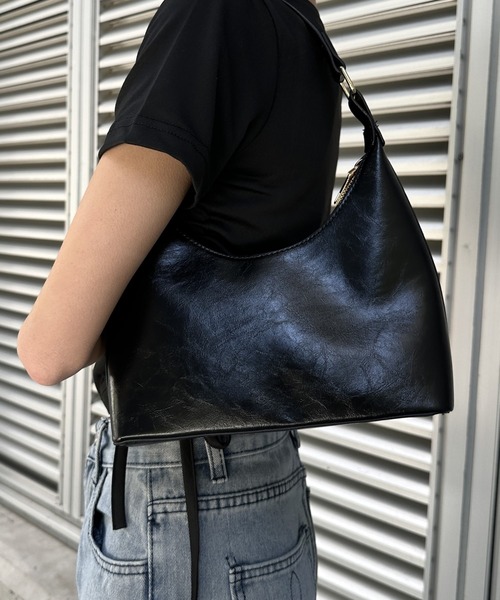 Silly（シリー）の「【オールシーズン使える！】ソフトシンプルハンドバッグ（ハンドバッグ・レディース・ブラック・FREE）」の4枚目の写真