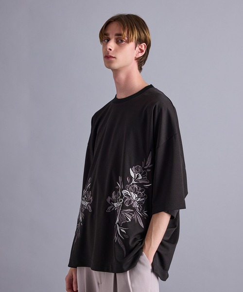 JUNRED（ジュンレッド）の「フラワー刺繍オーバーサイズTシャツ（Tシャツ/カットソー・メンズ・ライトグレー/ホワイト/ブラック・L/M/S）」の2枚目の写真