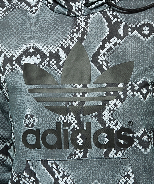 adidas（アディダス）の「ウィメンズ アディダス スネーク柄 パーカー
