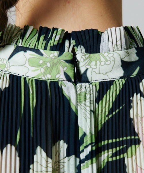 Sov. / フラワーシフォンプリーツブラウス