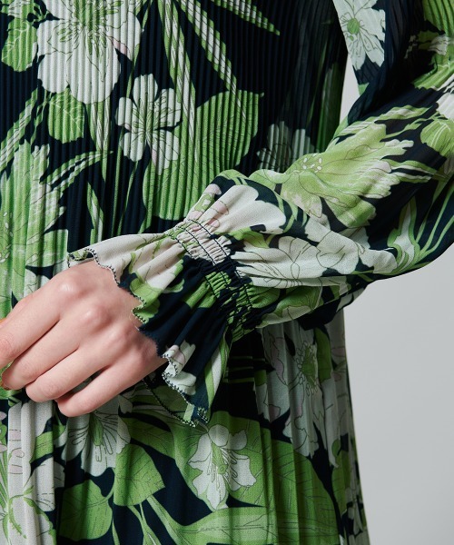 Sov. / フラワーシフォンプリーツブラウス