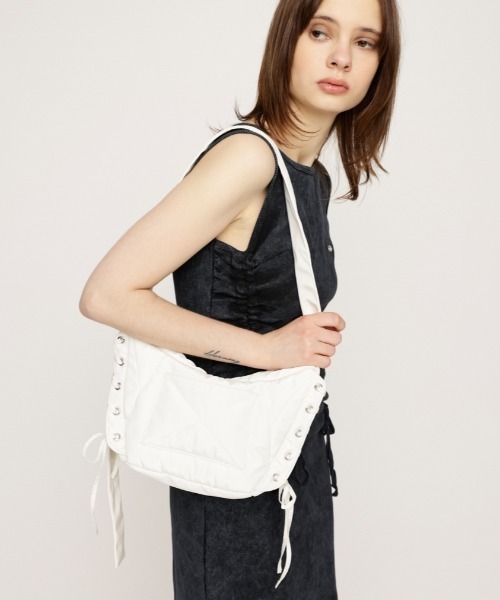 SLY(スライ)の「PADDING LACE UP BAG パディング レース アップ バッグ(ショルダーバッグ・レディース・オフホワイト/ブラック・FREE)」の12枚目の写真