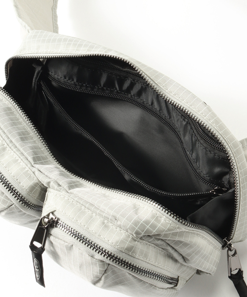 JOURNAL STANDARD(ジャーナルスタンダード)の「BOILER ROOM / ボイラールーム CROSS BODY BAG(ボディバッグ/ウエストポーチ・メンズ・チャコールグレー/ブラック・FREE)」の9枚目の写真