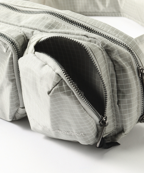 JOURNAL STANDARD(ジャーナルスタンダード)の「BOILER ROOM / ボイラールーム CROSS BODY BAG(ボディバッグ/ウエストポーチ・メンズ・チャコールグレー/ブラック・FREE)」の11枚目の写真