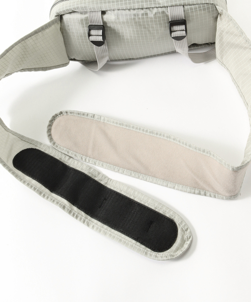JOURNAL STANDARD(ジャーナルスタンダード)の「BOILER ROOM / ボイラールーム CROSS BODY BAG(ボディバッグ/ウエストポーチ・メンズ・チャコールグレー/ブラック・FREE)」の13枚目の写真