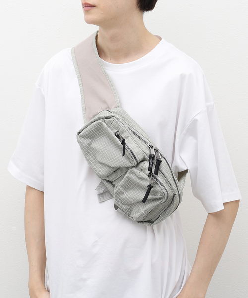 JOURNAL STANDARD(ジャーナルスタンダード)の「BOILER ROOM / ボイラールーム CROSS BODY BAG(ボディバッグ/ウエストポーチ・メンズ・チャコールグレー/ブラック・FREE)」の22枚目の写真