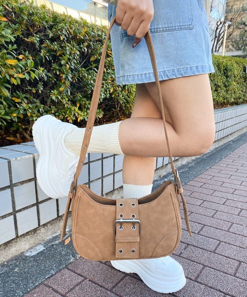 WEGO（ウィゴー）の「WEGO/マルチWAYハーフムーンベルトバッグ（ハンドバッグ・レディース・ワイン/ブラック/オフホワイト/シルバー/ブラウン/ダークブラウン/ブラック系その他/その他1/ブルー系その他/サックスブルー/ピンク/キャメル/その他2/その他6/その他4/その他3/その他5・FREE）」の9枚目の写真