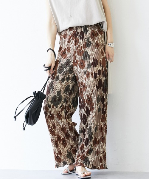 nissen（ニッセン）の「フラワー柄クリスタルプリーツパンツ（その他パンツ・レディース・ベージュ系/ブルー系/ブラウン系・M/L）」の2枚目の写真