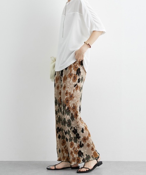 nissen（ニッセン）の「フラワー柄クリスタルプリーツパンツ（その他パンツ・レディース・ベージュ系/ブルー系/ブラウン系・M/L）」の7枚目の写真