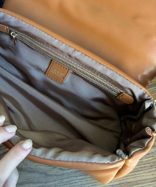 DouDou(ドゥドゥ)の「パデットロールバッグ(ショルダーバッグ・レディース・ブラック/グレー/キャメル・FREE)」の7枚目の写真