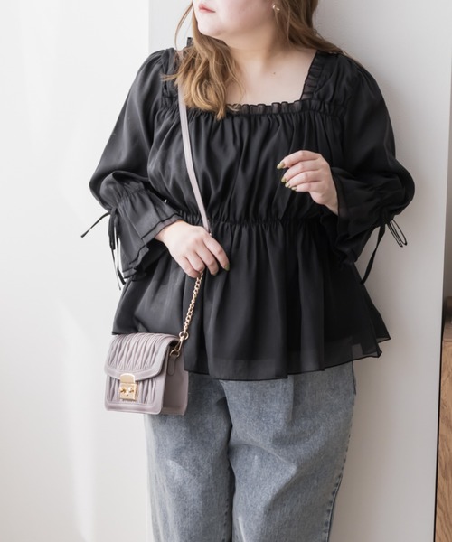 CLETTE(クレット)の「袖リボンフリルシアーブラウス(シャツ/ブラウス・レディース・ブラック/オフホワイト・LL/3L/4L)」の1枚目の写真