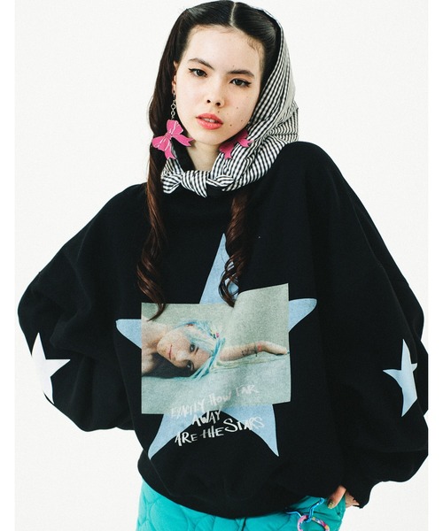 Little sunny bite（リトルサニーバイト）の「『Little Sunny Bite』 Valerie Phillips x little sunny bite photo sweat top（スウェット・レディース・ヘザーグレー/ブラック/ピンク・SMALL/MEDIUM）」の2枚目の写真