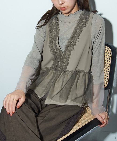 MAISON BREEZE reveur（メゾンブリーズレヴール）の「【MAISON BREEZE reveur】チュールレイヤードジレベスト trc（ベスト・レディース・グレー/チャコールグレー/ブラック・FREE）」の4枚目の写真
