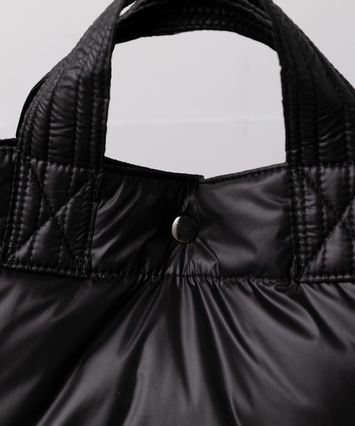 MAISON CLUB（メゾンクラブ）の「【MAISON CLUB】ナイロンエアーショルダーバッグ　/　A4収納可能　メッセンジャーバッグ　軽量　ソフトバッグ　中綿（ショルダーバッグ・レディース・ネイビー/グレー/ブラック・FREE）」の4枚目の写真