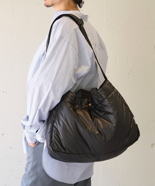 MAISON CLUB（メゾンクラブ）の「【MAISON CLUB】ナイロンエアーショルダーバッグ　/　A4収納可能　メッセンジャーバッグ　軽量　ソフトバッグ　中綿（ショルダーバッグ・レディース・ネイビー/グレー/ブラック・FREE）」の12枚目の写真