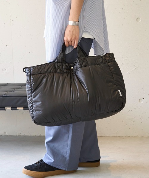 MAISON CLUB（メゾンクラブ）の「【MAISON CLUB】ナイロンエアーショルダーバッグ　/　A4収納可能　メッセンジャーバッグ　軽量　ソフトバッグ　中綿（ショルダーバッグ・レディース・ネイビー/グレー/ブラック・FREE）」の13枚目の写真