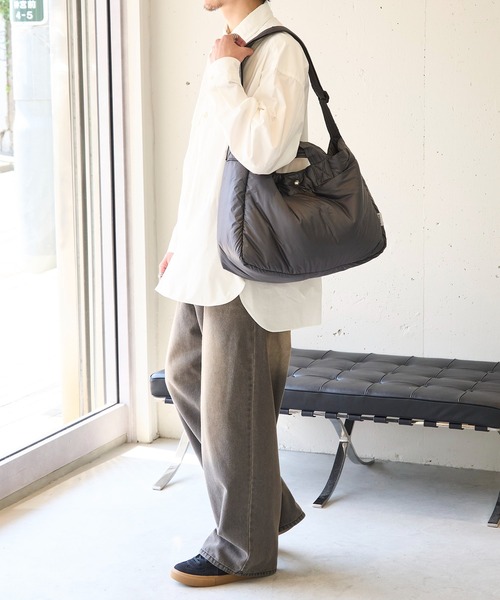 MAISON CLUB（メゾンクラブ）の「【MAISON CLUB】ナイロンエアーショルダーバッグ　/　A4収納可能　メッセンジャーバッグ　軽量　ソフトバッグ　中綿（ショルダーバッグ・レディース・ネイビー/グレー/ブラック・FREE）」の20枚目の写真