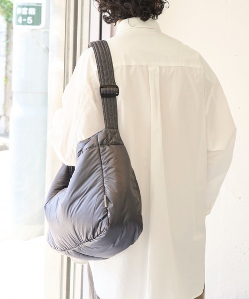 MAISON CLUB（メゾンクラブ）の「【MAISON CLUB】ナイロンエアーショルダーバッグ　/　A4収納可能　メッセンジャーバッグ　軽量　ソフトバッグ　中綿（ショルダーバッグ・レディース・ネイビー/グレー/ブラック・FREE）」の19枚目の写真