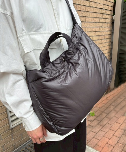 MAISON CLUB（メゾンクラブ）の「【MAISON CLUB】ナイロンエアーショルダーバッグ　/　A4収納可能　メッセンジャーバッグ　軽量　ソフトバッグ　中綿（ショルダーバッグ・レディース・ネイビー/グレー/ブラック・FREE）」の7枚目の写真