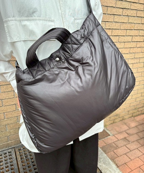 MAISON CLUB（メゾンクラブ）の「【MAISON CLUB】ナイロンエアーショルダーバッグ　/　A4収納可能　メッセンジャーバッグ　軽量　ソフトバッグ　中綿（ショルダーバッグ・レディース・ネイビー/グレー/ブラック・FREE）」の8枚目の写真