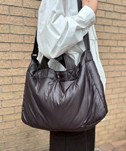 MAISON CLUB（メゾンクラブ）の「【MAISON CLUB】ナイロンエアーショルダーバッグ　/　A4収納可能　メッセンジャーバッグ　軽量　ソフトバッグ　中綿（ショルダーバッグ・レディース・ネイビー/グレー/ブラック・FREE）」の9枚目の写真