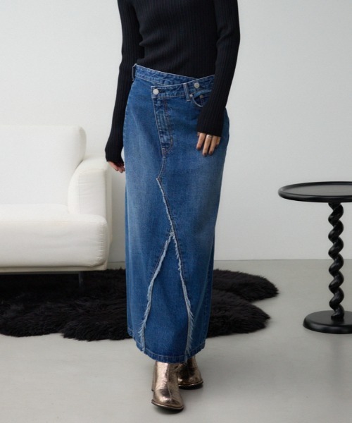 AZUL by moussy(アズールバイマウジー)の「AZUL DENIM クロスウエストデニムスカート(デニムスカート・レディース・ブルー/ブラック・SMALL/MEDIUM)」の2枚目の写真