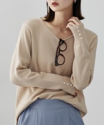 ふわもちカシミアタッチ 袖パール風ボタン付ニット