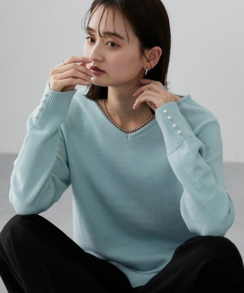 nissen（ニッセン）の「ふわもちカシミアタッチ　袖パール風ボタン付ニット（ニット/セーター・レディース・ピンク/ミント/ベージュ/ブラック/グレー・LL/L/M/S）」の7枚目の写真